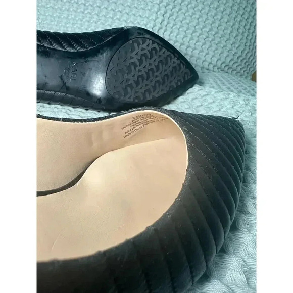 Karl Lagerfeld Rosette Quilted Pointed Toe Pumps | Black | 8.5 - Picture 14 of 15